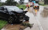 Mulher fica ferida após carro sair da pista e bater contra árvore