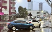 Colisão envolve dois automóveis no centro