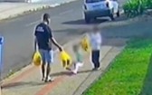 Homem que foi flagrado chutando a filha de 3 anos responderá ao processo em liberdade