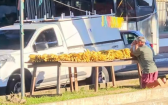 Vendedor de bananas faz oração antes de começar o trabalho e vídeo emociona milhões nas redes sociais