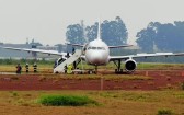 Avião da Latam com 151 pessoas a bordo sai da pista durante pouso e fica atolado na lama no Paraná