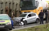 Caminhão-tanque atinge grupo que parou para ajudar motociclista e mata duas pessoas