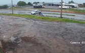 Caminhonete capota várias vezes após aquaplanagem e por pouco não atinge ciclista na BR-163