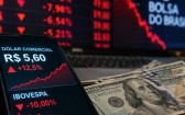 Dólar dispara a R$ 5,60, Bolsa cai 16% e Tesouro cancela leilões após reeleição de Lula