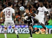 Em jogo morno, Corinthians marca no segundo tempo e bate o Fluminense no Maracanã