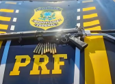 Jovem de 18 anos é investigada por posse ilegal de arma de guerra encontrada em carro envolvido em acidente na BR-277