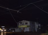 Temporal provoca destelhamento de casas, quedas de árvores e deixa bairros sem luz em SMOeste e região