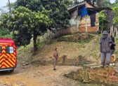 Família morre soterrada após barranco desabar sobre casa durante temporal