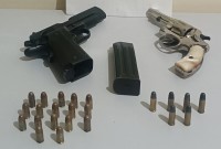 Casal é detido com armas de fogo após confusão em clube de baile