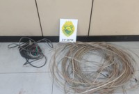 Polícia Militar prende dois homens por furto de 60 metros de cabos elétricos