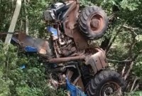 Homem de 32 anos morre após trator cair em ribanceira na PR-090, em Ventania