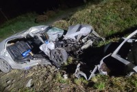 Acidente entre carro e caminhão deixa dois mortos e três feridos