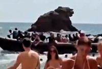 Chegada de barco com dezenas de imigrantes surpreende banhistas em praia da Espanha