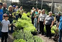 Projeto Plante e Colha Saúde inicia ações de 2026 com entrega de mudas