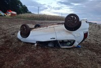 Capotamento deixa três feridos na PR-281