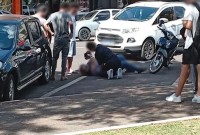 Motociclista fica ferida após colisão com carro