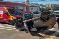 Carro capota após colisão em cruzamento no bairro Industrial