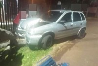 Carro colide contra árvore