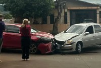 Colisão frontal entre dois veículos deixa feridos no bairro Luther King
