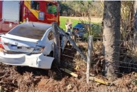 Acidente com três veículos deixa mãe e filha de 5 anos feridas