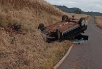 Capotamento em curva mobiliza equipes de resgate na comunidade de Santa Bárbara