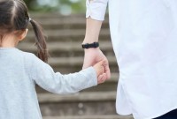 Criança é entregue à família errada no segundo dia de aula