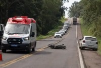 Homem fica gravemente ferido após colisão entre moto e carro na PR-281