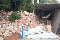 Caminhão tomba após falha nos freios na SC-305