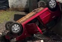 Carro capota e atinge residência em Nova Esperança do Sudoeste