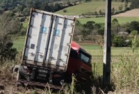 Caminhão com contêiner sai da pista na PR-566 em Francisco Beltrão