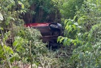 Casal fica ferido após carro ficar sem freio e cair em ribanceira