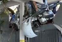 Carreta desanda após ficar sem freios e arrasta automóvel