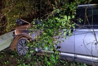 Mitsubishi Outlander derruba poste e interdita estrada rural