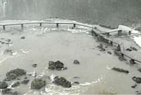 Construída há mais de 30 anos, passarela das Cataratas do Iguaçu resistiu a 46 milhões de litros de água por segundo