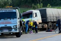 Colisão entre carreta e Uno deixa duas pessoas mortas na BR-163