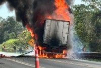 Carreta pega fogo na Serra da Esperança e bloqueia BR-277