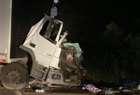 Motorista morre e três pessoas ficam feridas em colisão entre caminhões na BR-282