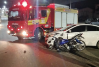 Motociclista sofre suspeita de fratura no fêmur após colisão na Avenida Willy Barth