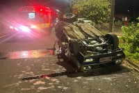Carro fica destruído após colisão em poste e motorista é socorrido com ferimentos