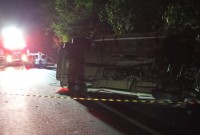 Acidente envolvendo ambulância e dois carros deixa uma pessoa morta na BR-282