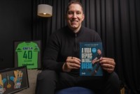 Ex-goleiro da Chapecoense lança livro sobre superação 10 anos após acidente aéreo