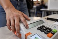 13 milhões têm prova de vida pendente no INSS, mas votar neste domingo (25) pode resolver situação