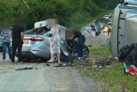 Colisão frontal entre carro e caminhão deixa 4 mortos, incluindo criança de 7 anos, na BR-470