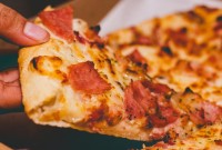 Mulher morre e mais de 100 pessoas vão a hospital após comer em pizzaria