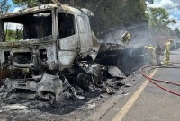 Caminhão é destruído por incêndio na BR-158