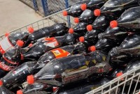 Coca-Cola recolhe garrafas após onda de furtos de figurinhas em mercados