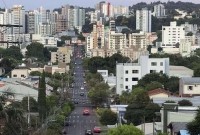 Motocicleta com placa dobrada, e carro com licenciamento atrasado, são apreendidos em fiscalizações de trânsito