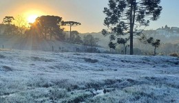 Frente fria traz chuva para o Sul e deve avançar nos próximos dias; frio começa na quarta