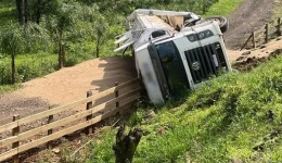 Caminhão carregado com ração tomba na PR-566 entre Itapejara d’Oeste e Barra Grande