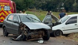 Colisão entre dois veículos deixa três pessoas feridas